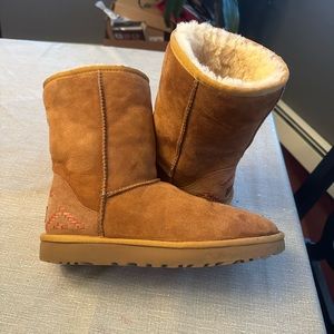 Women’s Classic Short II Uggs in Chestnut with Small Design on Heel